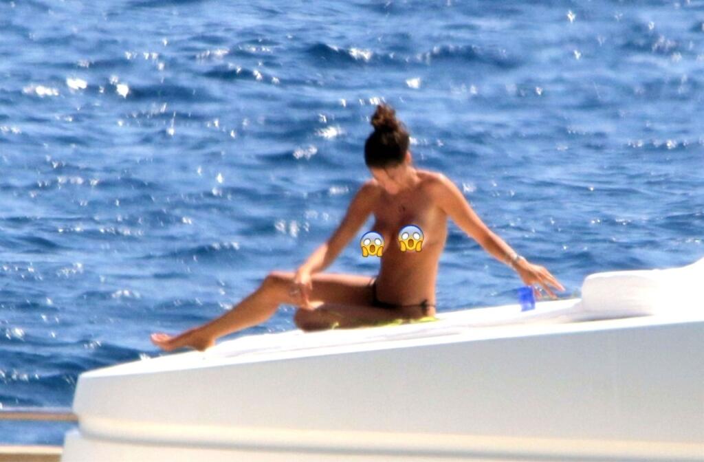 Párik je vďačným objektom paparazzi fotografov, ktorí na Francescu a Valentina striehnu najmä na dovolenke. Sexi modelku načapali pri prezliekaní či opaľovaní sa a ukázala tak celému svetu prsia.