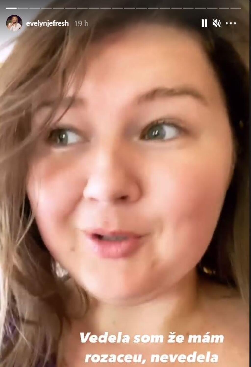 Z Evelyn je krátkovlasá brunetka.