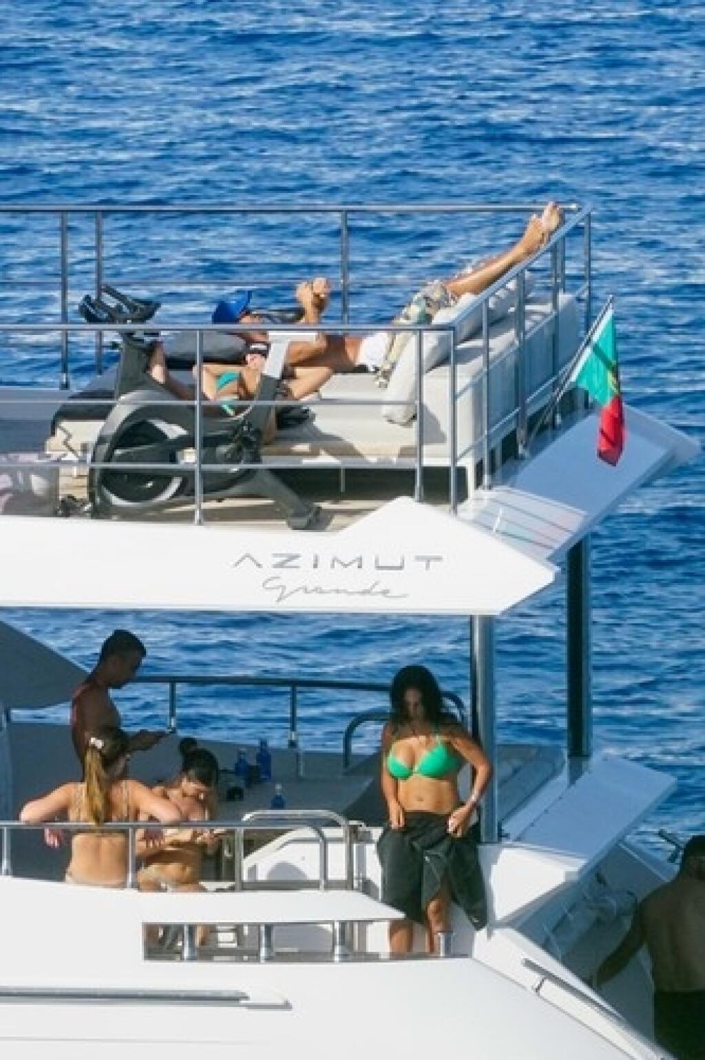 Dovolenkári sa na jachte prevažne iba opaľujú. Georgina s Ronaldom si dokonca prejavujú aj intímnosti, a to priamo pri kamarátoch či pred paparazzi.