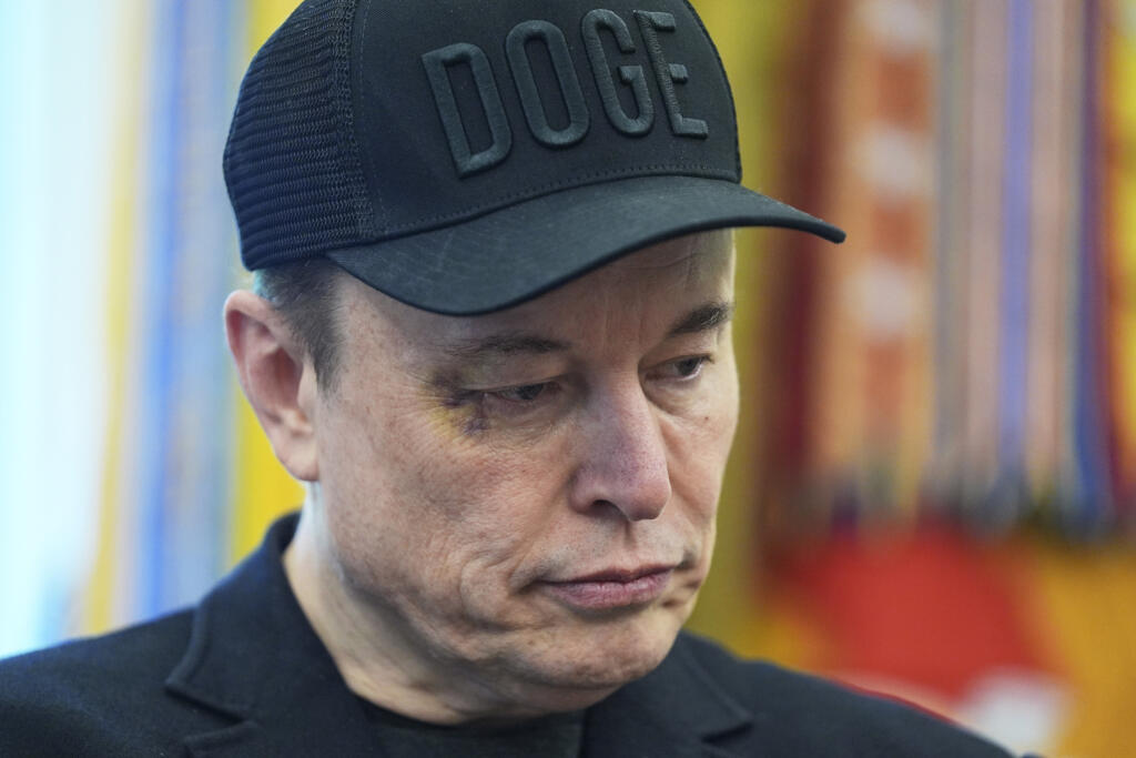 WA 11 Washington - Miliardár Elon Musk počúva amerického prezidenta Donalda Trumpa (nie je na snímke) na tlačovej konferencii v Oválnej pracovni Bieleho domu vo Washingtone v piatok 30. mája 2025.  Musk v sobotu poprel správu, že minulý rok vo veľkej miere užíval ketamín a iné drogy v rámci volebnej kampane. Denník The New York Times (NYT) v piatok informoval, že miliardár a poradca prezidenta Donalda Trumpa užíval toľko ketamínu, že sa u neho objavili problémy s močovým mechúrom. FOTO TASR/AP 
