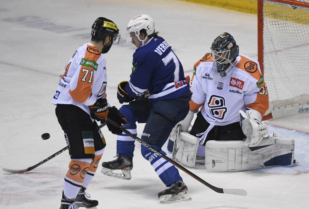 Na snímke vľavo Eduard Šedivý, vpravo brankár Jaroslav Janus (obaja Košice), uprostred Hayden Verbeek (Spišská Nová Ves) v zápase 21. kola hokejovej Tipos extraligy HC Košice - HK GROTTO Spišská Nová Ves 27. novembra 2022 v Košiciach.