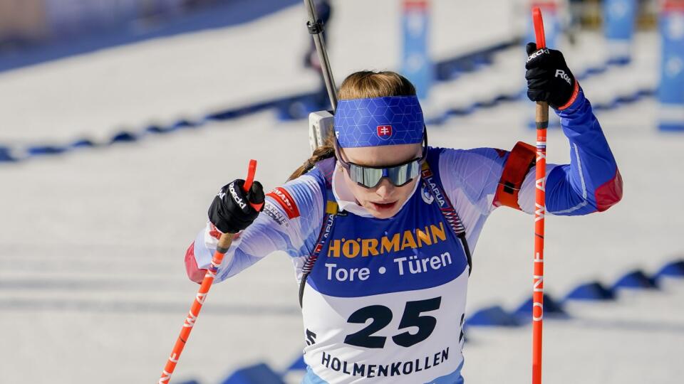 EBE 43 Holmenkollen - Na snímke slovenská biatlonistka Ivona Fialková v stíhacích pretekoch na 10 km Svetového pohára žien v nórskom Holmenkollene 19. marca 2022. FOTO TASR/AP
Slovakia's Ivona Fialkova during the women's 10km Pursuit at the biathlon World Cup in Holmenkollen, Norway, Saturday March 19, 2022. (Terje Bendiksby/NTB via AP)
