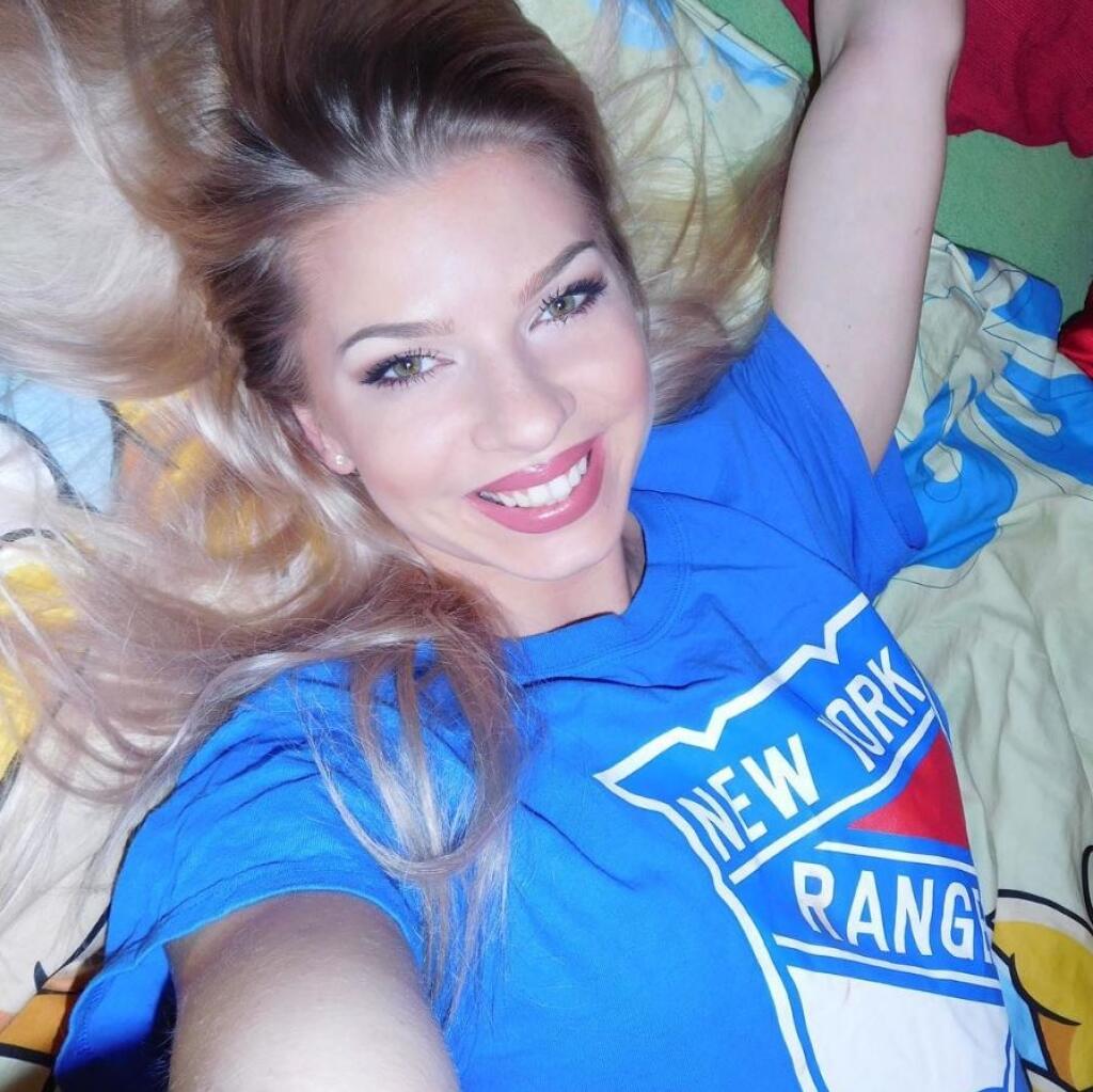 Sexi Eva Martinková by sa možno rada dostala do NHL. Fandí New Yorku Rangers.