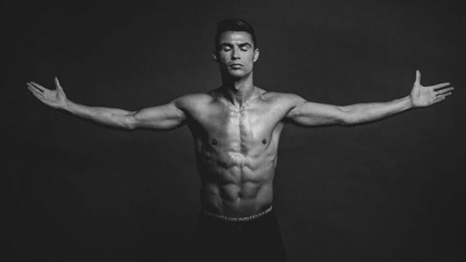 Hviezda Juventusu Turín Cristiano Ronaldo zlomila ďalší obrovský míľnik, no tentoraz nesúvisí s futbalom. CR7 je najsledovanejšia osoba na sociálnej sieti Instagram.