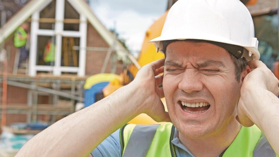 Keď to bolí: Robotníci na stavbách či vo výrobných linkách sú vystavení extrémnemu hluku. Štuple v ušiach na ochranu nestačia.