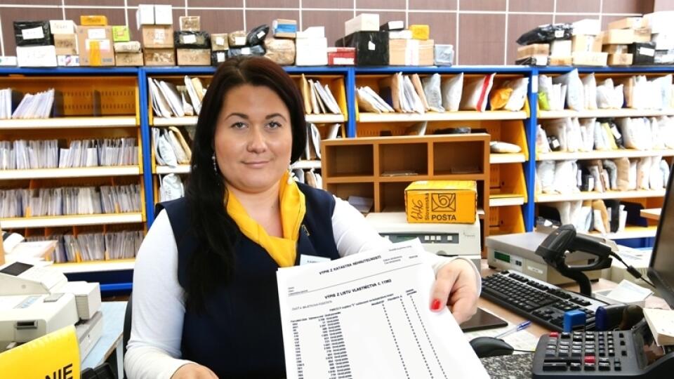 Bratislavská poštárka: Aj ona si musí zvyknúť na nové služby.