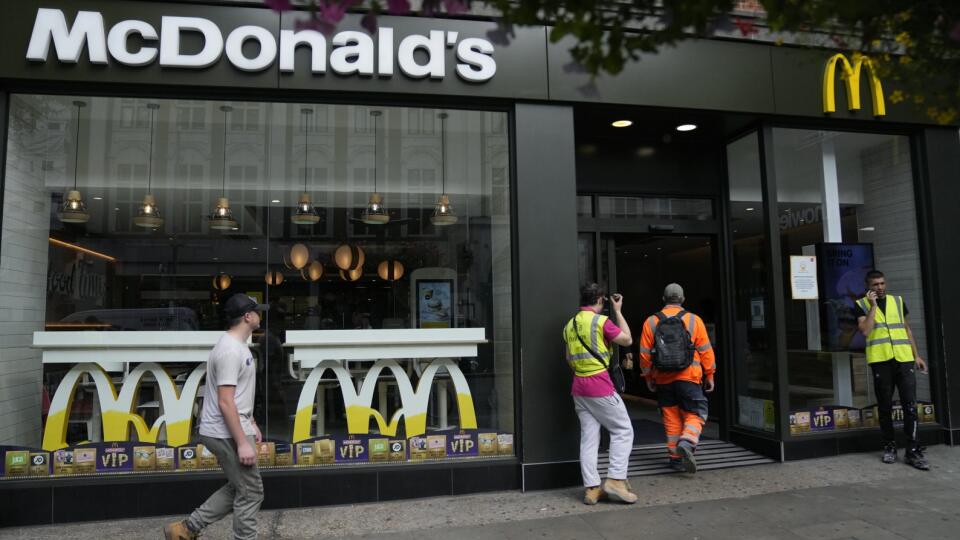 KK18 Londýn - Na snímke zákazníci kráčajú do jednej z prevádzok reťazca McDonald's 24. augusta 2021 v Londýne. Americkému gigantovi v oblasti rýchleho občerstvenia McDonald's došli mliečne koktaily vo všetkých britských prevádzkach pre problémy s dodávateľským reťazcom. Známy predajca hamburgerov zostal tiež bez balených nápojov vo fľašiach vo svojich 1250 prevádzkach v Anglicku, Škótsku a Walese. Hovorca uviedol, že skupina má problémy s dodávateľským reťazcom, ale