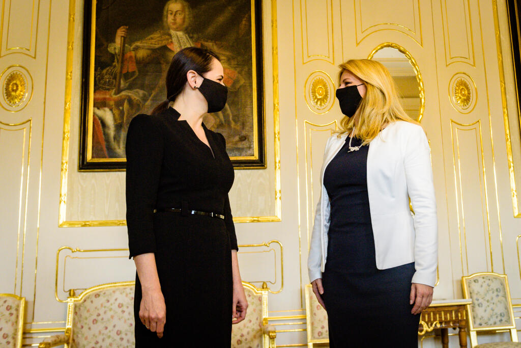 Líderka bieloruskej opozície Svjatlana Cichanovská sa po prijatí u Prezidentky Slovenskej republiky Zuzany Čaputovej stretla pred bránou Grasalkovičov paláca so svojimi priaznivcami.