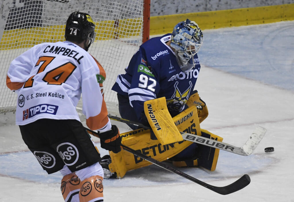 Na snímke vľavo Colin Campbell (Košice), vpravo brankár Marcel Melicherčík (Spišská Nová Ves) v zápase 21. kola hokejovej Tipos extraligy HC Košice - HK GROTTO Spišská Nová Ves 27. novembra 2022 v Košiciach.