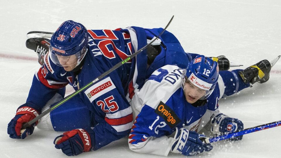 Na snímke vpravo slovenský obranca Samuel Kňažko, vľavo hráč USA Tyler Kleven v zápase B-skupiny MS v hokeji hráčov do 20 rokov USA - Slovensko (3:2).