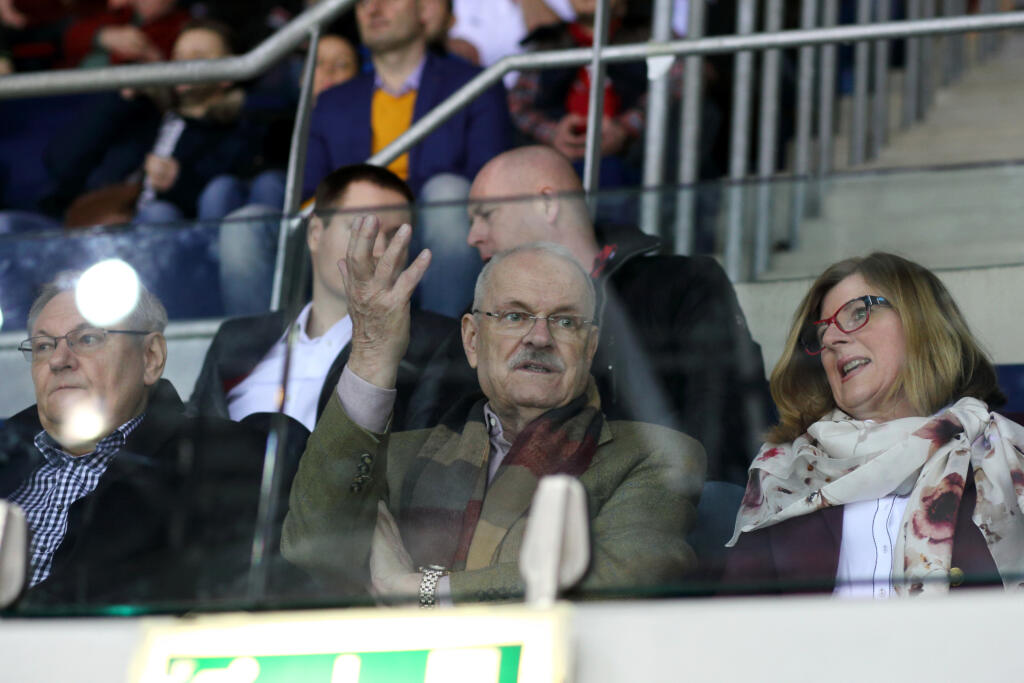 Bývalý prezident Ivan Gašparovič rád navštevoval hokejové zápasy, takto sledoval hokejový duel Slovana Bratislava proti Medveščaku Záhreb. Spoločnosť mu robila Gabriela Matečná.
