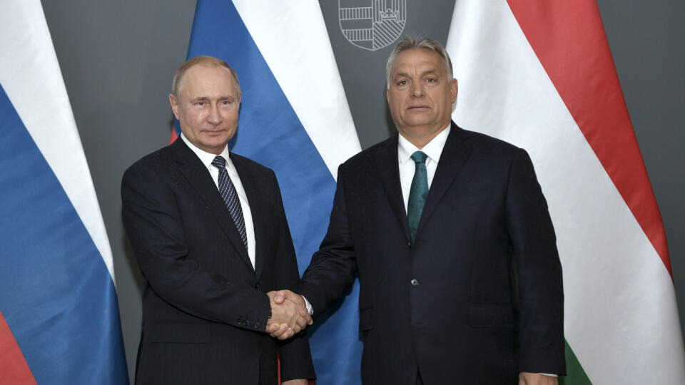 JB 14 Budapešť - Maďarský premiér Viktor Orbán (vpravo) pózuje s ruským prezidentom Vladimirom Putinom pred ich stretnutím v Budapešti 30. októbra 2019. Ruský prezident Vladimir Putin pricestoval v stredu do Budapešti na krátku pracovnú návštevu, v rámci ktorej sa stretne s predsedom maďarskej vlády Viktorom Orbánom. Súčasťou početnej delegácie bude aj minister zahraničných vecí Sergej Lavrov. Okrem dodávok zemného plynu budú Putin a Orbán rokovať aj o urýchlení projektu dostavby blokov jadrovej