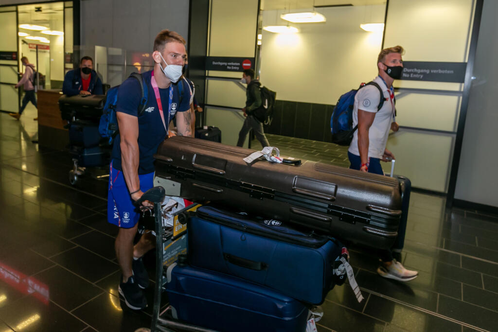 Takto vyzeral príchod bronzového štvorkajaku z olympiády v Tokiu.