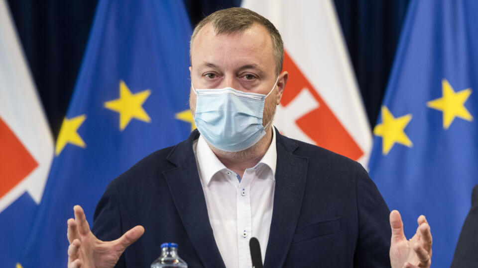 Na snímke minister práce, sociálnych vecí a rodiny SR Milan Krajniak (Sme rodina) počas tlačovej konferencie k rozšíreniu kompenzačnej pomoci štátu po 9. rokovaní vlády SR v Bratislave 9. apríla 2020. FOTO TASR - Jaroslav Novák