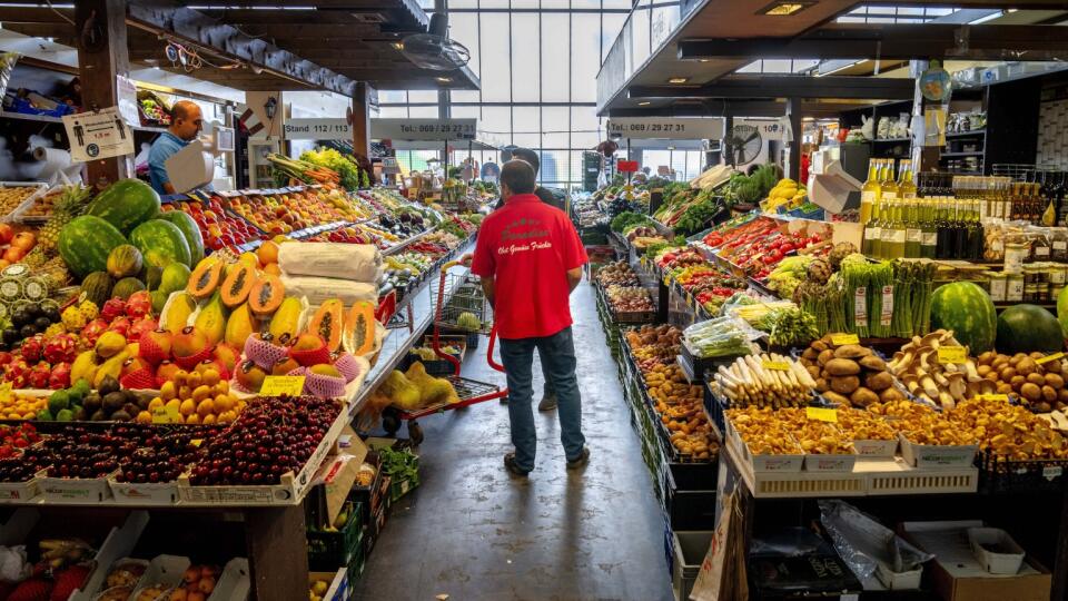 KK23 Frankfurt nad Mohanom - Predajca predáva ovocie a zeleninu na trhovisku 14. júna 2022 vo Frankfurte nad Mohanom. FOTO TASR/AP
A fruit and vegetable seller stands between his goods in the market hall in Frankfurt, Germany, Tuesday, June 14, 2022. (AP Photo/Michael Probst)