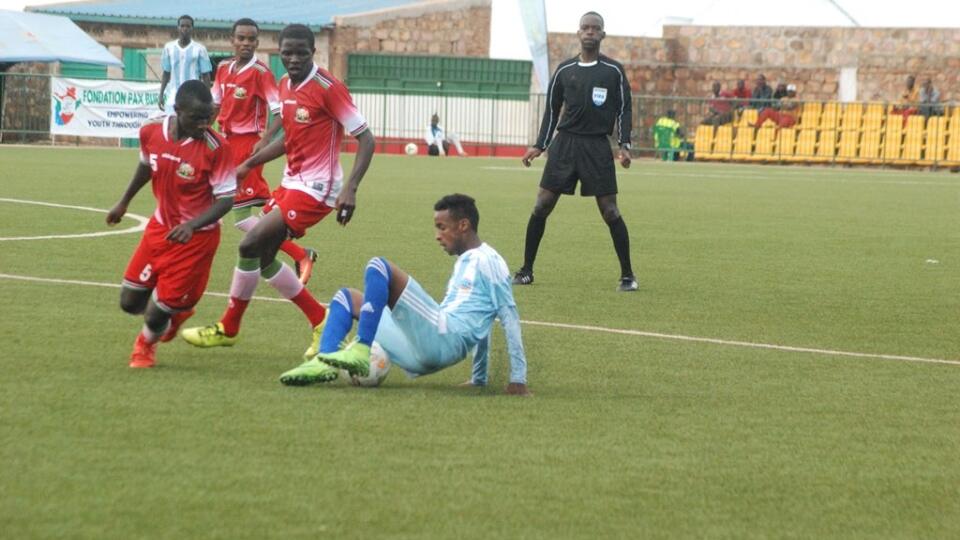 V Burundi musia v týchto dňoch počas futbalových zápasov hráči dodržiavať predpísanú vzdialenosť od rozhodcu