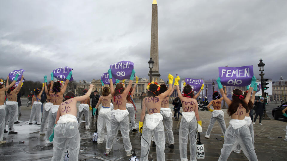 Paríž - Aktivistky z hnutia Femen držia transparenty a majú zaťaté päste počas protestu v rámci  Medzinárodného dňa žien v Paríži 8. marca 2020.