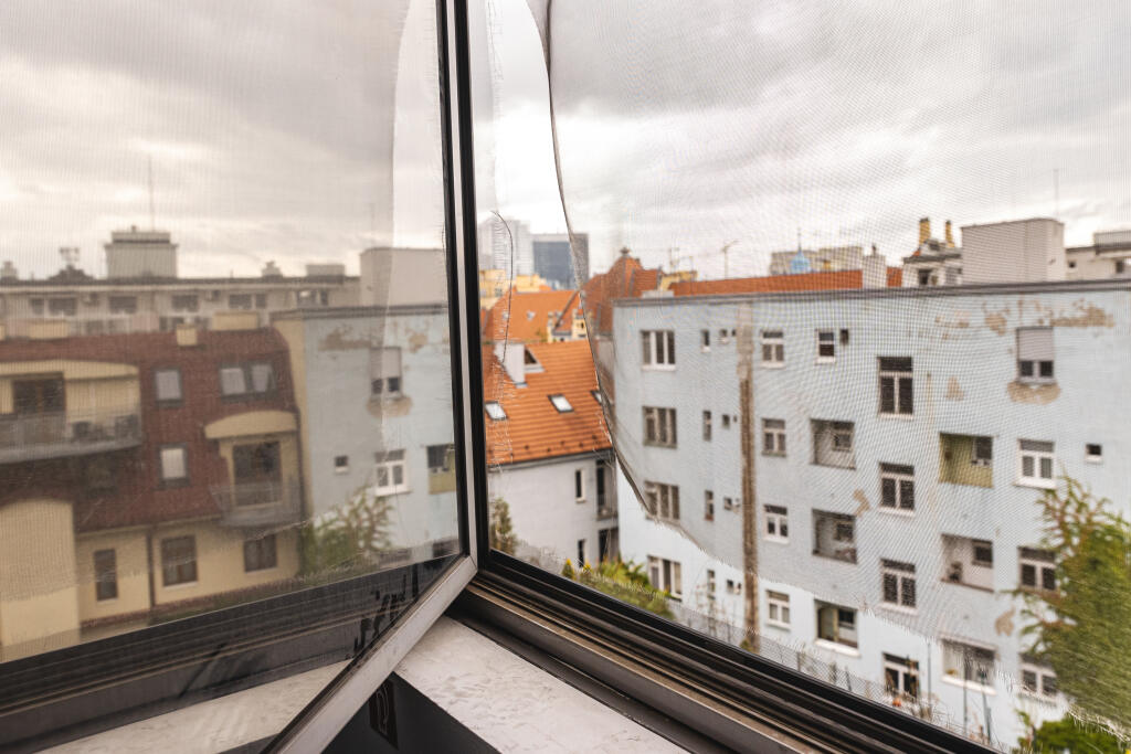 Na snímke okno na spoločnej chodbe pred bytom slovenskej bývalej tenistky Dominiky Navara Cibulkovej, ktoré použili zlodeji pre prístup na strechu a následne vnikli zo strechy do jej bytu.