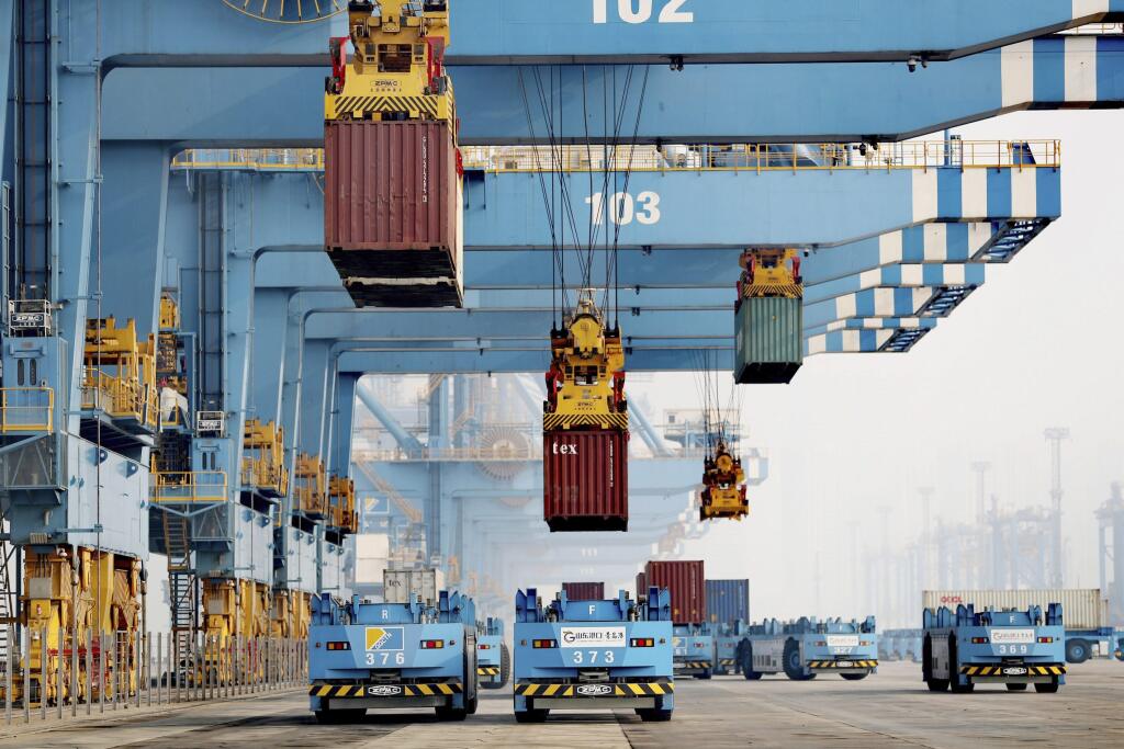 WA 2 archív Čching-tao - Na archívnej snímke autonómne vozidlá presúvajú prepravné kontajnery v prístavnom meste Čching-tao
na východe Číny. Čínsky export pokračoval v marci 2022 v raste, ktorý prekonal očakávania trhu. Experti však upozornili, že jeho dynamika sa v dohľadnom čase vyčerpá. Druhú najväčšiu svetovú ekonomiku totiž zrejme čaká prudké spomalenie pre vojnu na Ukrajine a nové protiepidemické reštrikcie.