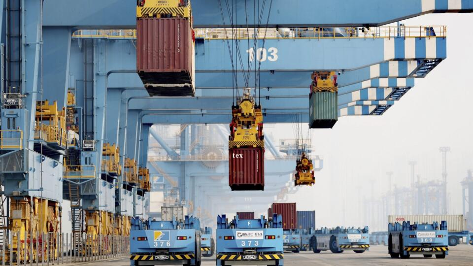 WA 2 archív Čching-tao - Na archívnej snímke autonómne vozidlá presúvajú prepravné kontajnery v prístavnom meste Čching-tao
na východe Číny. Čínsky export pokračoval v marci 2022 v raste, ktorý prekonal očakávania trhu. Experti však upozornili, že jeho dynamika sa v dohľadnom čase vyčerpá. Druhú najväčšiu svetovú ekonomiku totiž zrejme čaká prudké spomalenie pre vojnu na Ukrajine a nové protiepidemické reštrikcie. FOTO TASR/AP
FILE - Driverless vehicles move shipping containers at a port in Qi