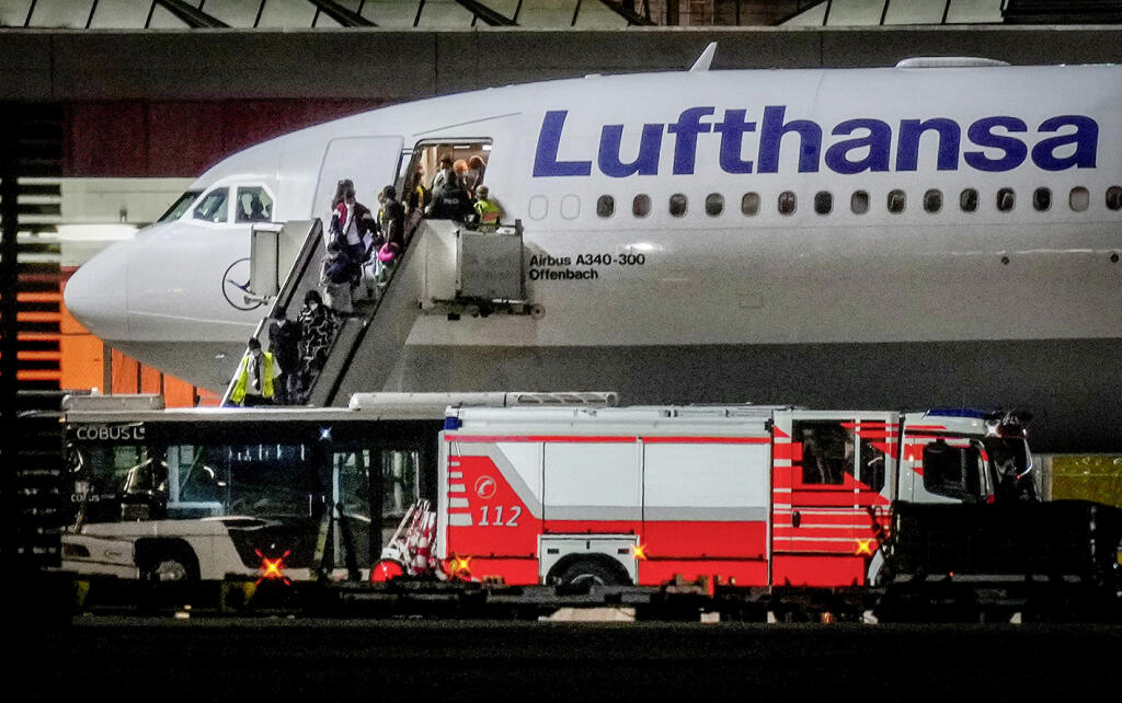Lietadlo s trénerom Hansim Flickom a väčšinou hráčov muselo počas nočného charterového letu z Reykjavíku do Frankfurtu pre technický problém neplánovane pristáť v Edinburghu.