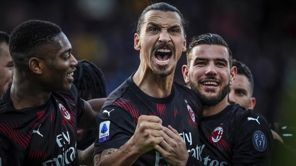 Zlatan Ibrahimovič (uprostred) sa teší po strelení gólu v Cagliari.
Milan's Zlatan Ibrahimovic celebrates with teammates after scoring his side's second goal during an Italian Serie A soccer match between Cagliari and Milan in Cagliari, Saturday, Jan. 11, 2020. (Spada(/LaPresse via AP)