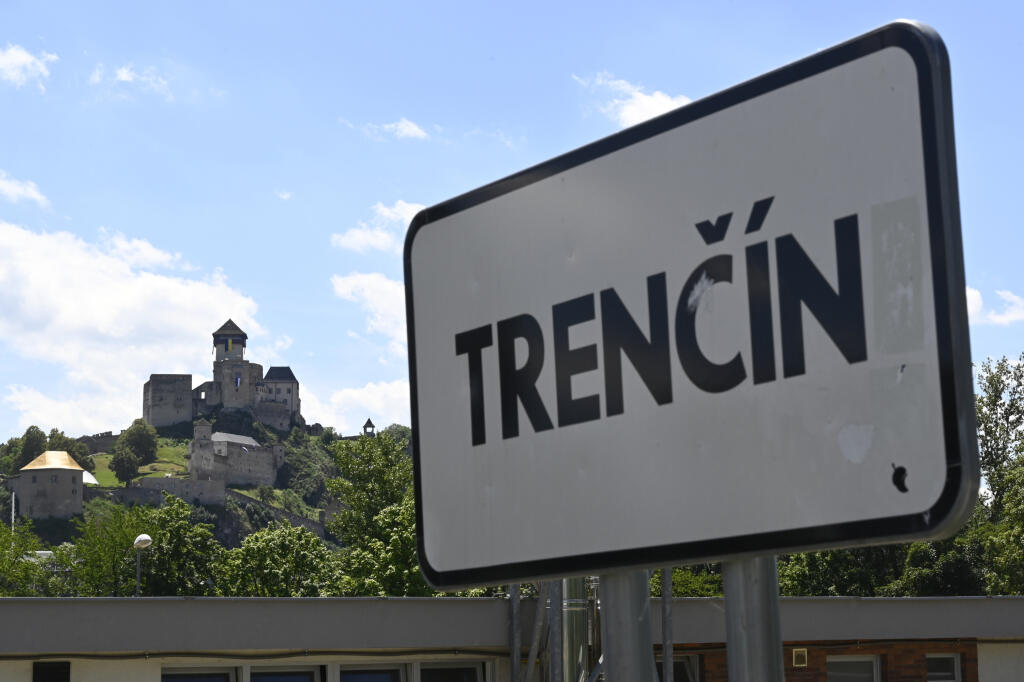 Pohľad na Trenčiansky hrad od letného kúpaliska, 1. júla 2020 v Trenčíne. FOTO TASR - Radovan Stoklasa