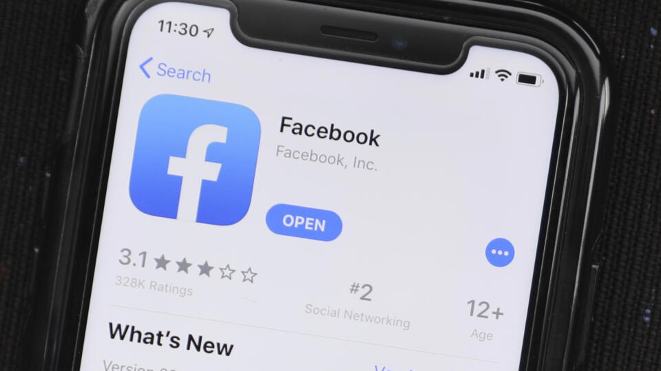 WA 41 archív Chicago - Na archívnej snímke z 30. júla 2019 aplikácia sociálnej siete Facebook je vidieť na displeji mobilného telefónu v predajni Apple.Zisk Facebooku sa na konci vlaňajška prudko zvýšil a prekonal očakávania trhu. Zisk vo 4. kvartáli stúpol o 53 % na 11,22 miliardy USD (9,26 miliardy eur) alebo 3,88 USD na akciu zo 7,35 miliardy USD alebo 2,56 USD na akciu v rovnakom období pred rokom.
FILE - In this July 30, 2019, file photo, the social media application, Facebook is displaye