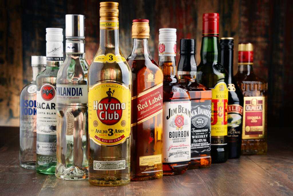 Koncom roka míňame zo všetkých potravinových skupín najviac za alkoholické nápoje.
