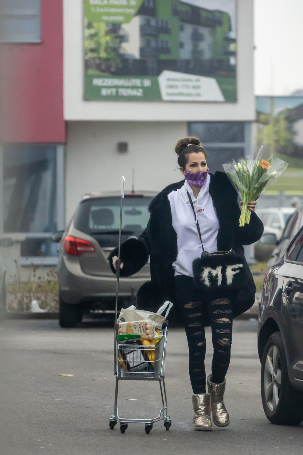 Na snímke je Miroslava Fabušová pred nákupným strediskom.