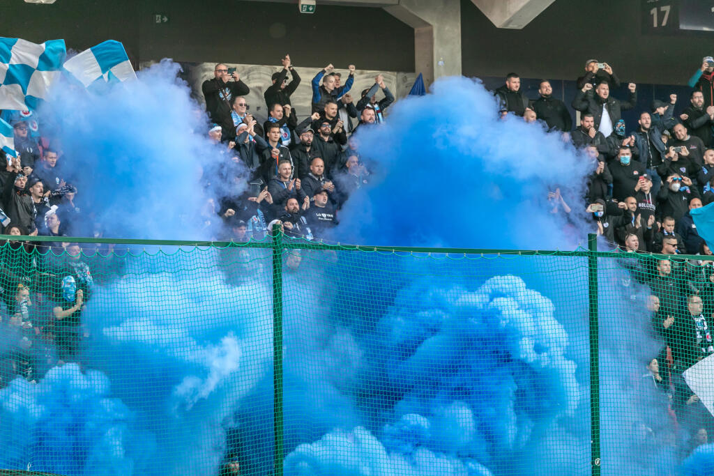 Na snímke je futbalový zápas medzi FC Spartak Trnava a ŠK Slovan Bratislava, ktorý sa skončil predčasne a fanúšikovia obidvoch táborov vnikli na hraciu plochu.