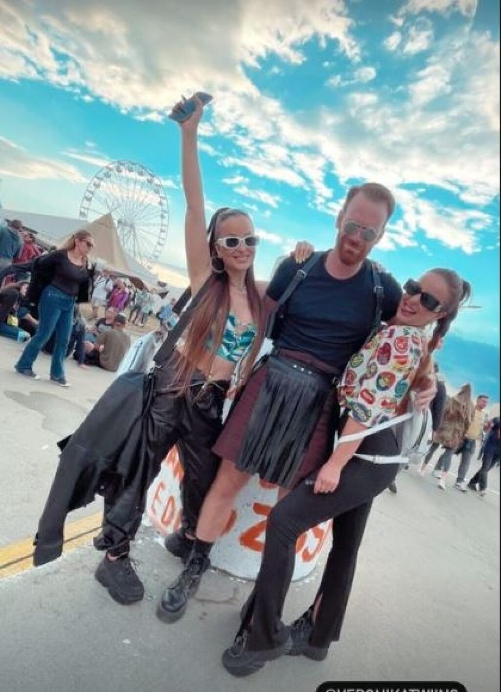 Twiinsky, sestry Veronika a Daniela Nízlové, stavili na dlhé nohavice, keďže večer poriadne prituhlo.