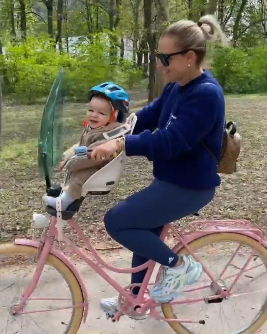 Domča často berie synčeka na výlety a svojim fanúšikom ukázala novučičký ružový bicykel s modrým štítom, ktorý chráni Jakubka.