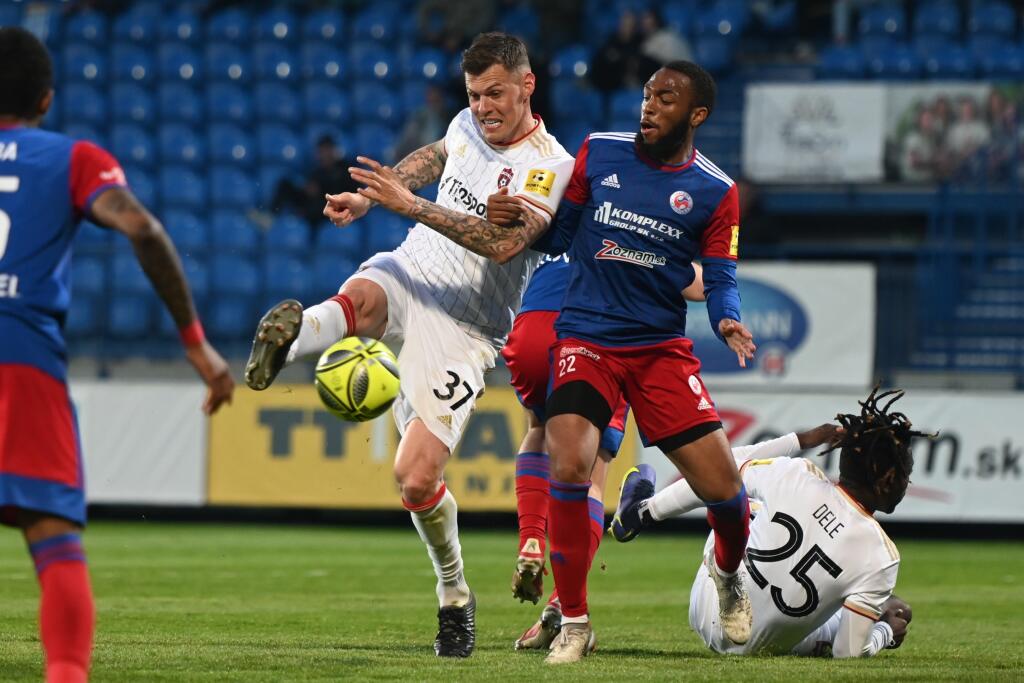 Na snímke vľavo hráč Trnavy Martin Škrtel a hráč Senice Abdoulaye Ouattara počas odvetného zápasu semifinále SP - Slovnaft Cupu FK Senica - FC Spartak Trnava v Senici v stredu 20. apríla 2022. FOTO TASR - Lukáš Grinaj