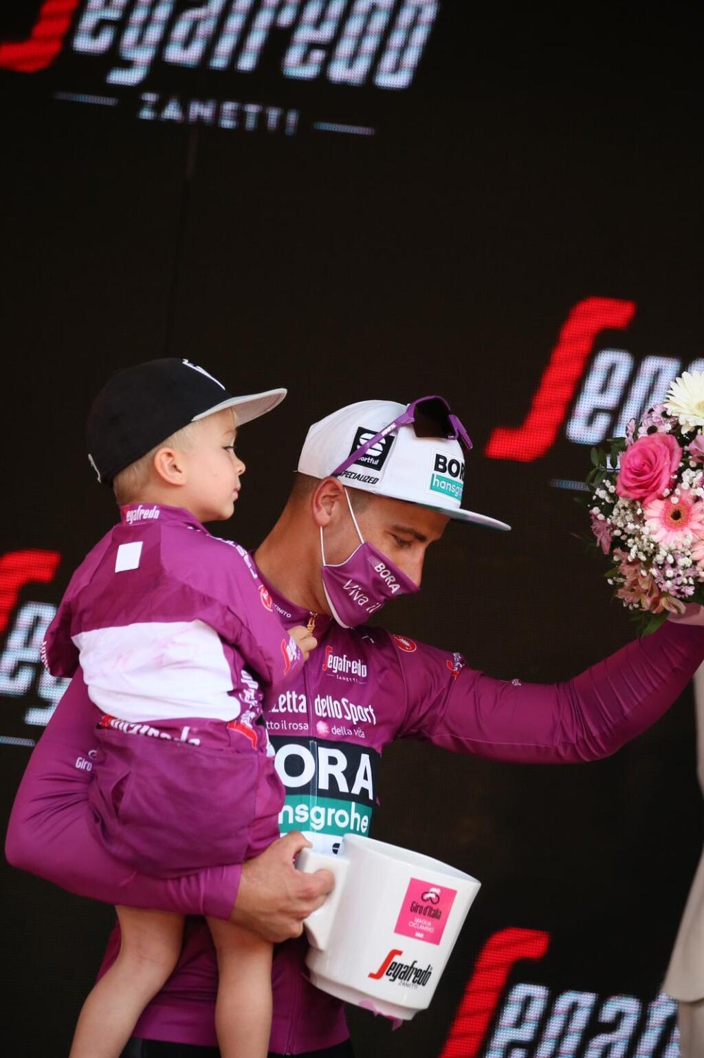 Peter Sagan oslavoval zisk cyklámenového dresu so svojím synčekom Marlonom, s ktorým sa dokonale zladil - obaja mali na sebe dres v rovnakých farbách.