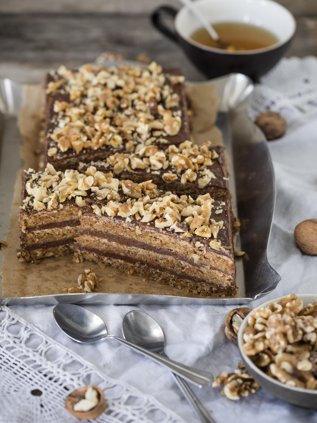 krehký snehový koláč s orechmi
recept:
ZA PLECH, PRÍPRAVA 30 MINÚT, PEČENIE 10-12 MINÚT
Na korpus:
• 7 bielkov
• 250 g práškového cukru
• 350 g mletých vlašských
orechov (plus nasekané
na ozdobu)
• 1 balíček vanilkového
cukru
• 1 lyžica hrubej múky
• maslo na vymastenie
NMD191218/01
Na plnku:
• 7 žĺtkov
• 120 g práškového cukru
• 1 balíček vanilkového
cukru
• 3 lyžice kakaa
• 3 lyžice vody
• 250 g masla
1. Urobte korpus: Bielky vyšľahajte s práškovým cuk- rom. Pri