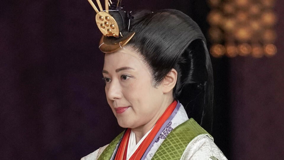 Japonská cisárovná Masako odchádza po slávnostnej ceremónii, na ktorej cisár Naruhito oficiálne zasadol na tzv. chryzantémový trón v Tokiu 22. októbra 2019.