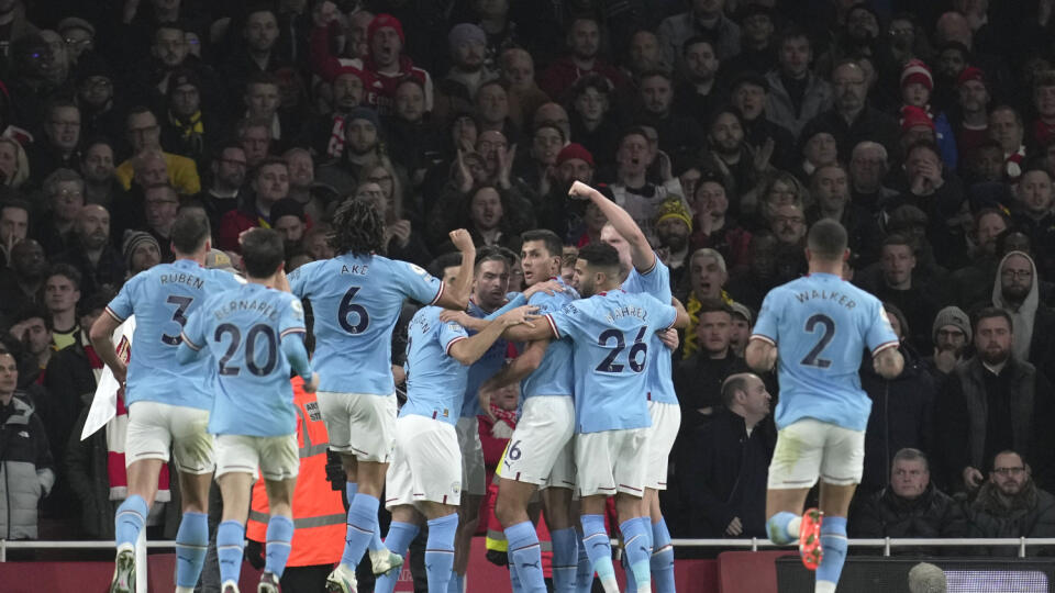 WA 55 Londýn - Futbalisti Manchestru City sa tešia z úvodného gólu, ktorý strelil Kevin De Bruyne v dohrávke 12. kola Premier League Arsenal Londýn - Manchester City v Londýne v stredu 15. februára 2023. FOTO TASR/AP
Manchester City players celebrate after Manchester City's Kevin De Bruyne scored his side's opening goal during the English Premier League soccer match between Arsenal and Manchester City at the Emirates stadium in London, England, Wednesday, Feb.15, 2023. (AP Photo/Kin Cheung)