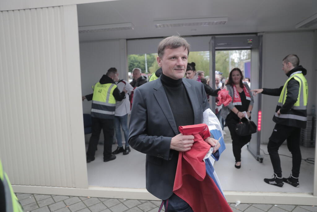Alojz Hlina priniesol slovenským hokejistom na tribúnu zaujímavé prekvapenie: slovenskú vlajku, s ktorou fandí ako pravý fanúšik.