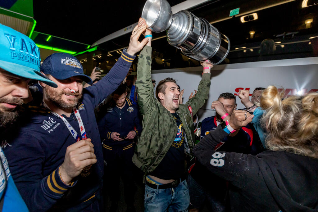 Hokejisti HC Slovan Bratislava zvíťazili v šiestom zápase finále Kaufland play off Tipos extraligy 2021/2022 a získali titul majstra SR. Šiesty zápas vyhrali s HK Nitra 5:2 a celú sériu 4:2 na zápasy. Na snímke oslavujú hráči s fanúšikmi na benzínovej pumpe v Zelenči.
