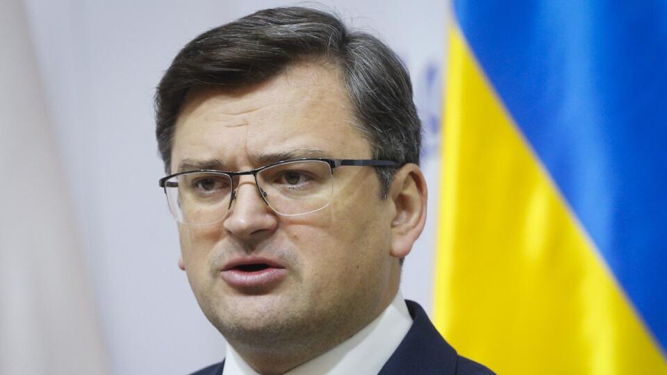 KK16 Kyjev - Ukrajinský minister zahraničných vecí Dmytro Kuleba počas tlačovej konferencie s predsedom OBSE a poľským ministrom zahraničných vecí Zbigniewom Rauom 10. februára 2022 v Kyjeve. FOTO TASR/AP
Ukrainian Foreign Minister Dmytro Kuleba holds a joint news briefing with Chairman of OSCE and Polish Foreign Minister Zbigniew Rau after talks in Kyiv, Ukraine, Thursday, Feb. 10, 2022. (Valentyn Ogirenko/ Pool Photo via AP)