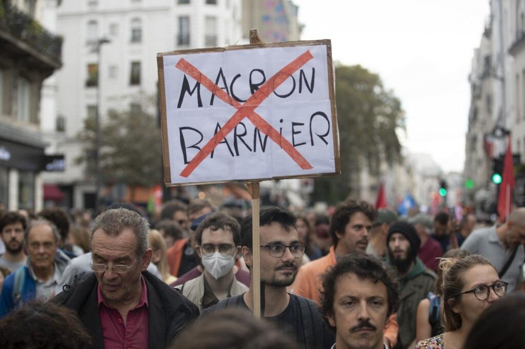 Tisíce ľudí protestovali v sobotu vo Francúzsku proti vymenovaniu konzervatívneho politika Michela Barniera za nového premiéra. Účastníci kritizovali tiež prezidenta Emmanuela Macrona za tento krok.