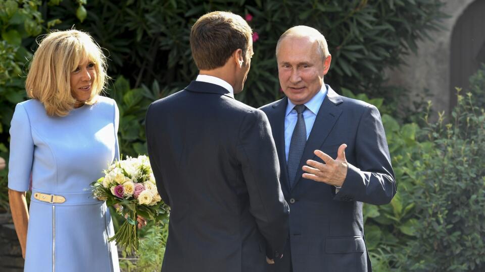 Francúzsky prezident Emmanuel Macron sa v pondelok stretol so svojím ruským náprotivkom Vladimirom Putinom v pevnosti Fort de Brégancon pri pobreží Stredozemného mora. Pripojila sa aj sviežo vyzerajúca  Brigitte.