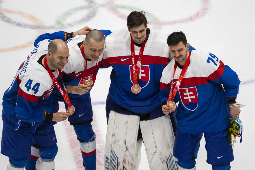 Slovenskí hokejisti s bronzovými medailami z olympiády v Pekingu.