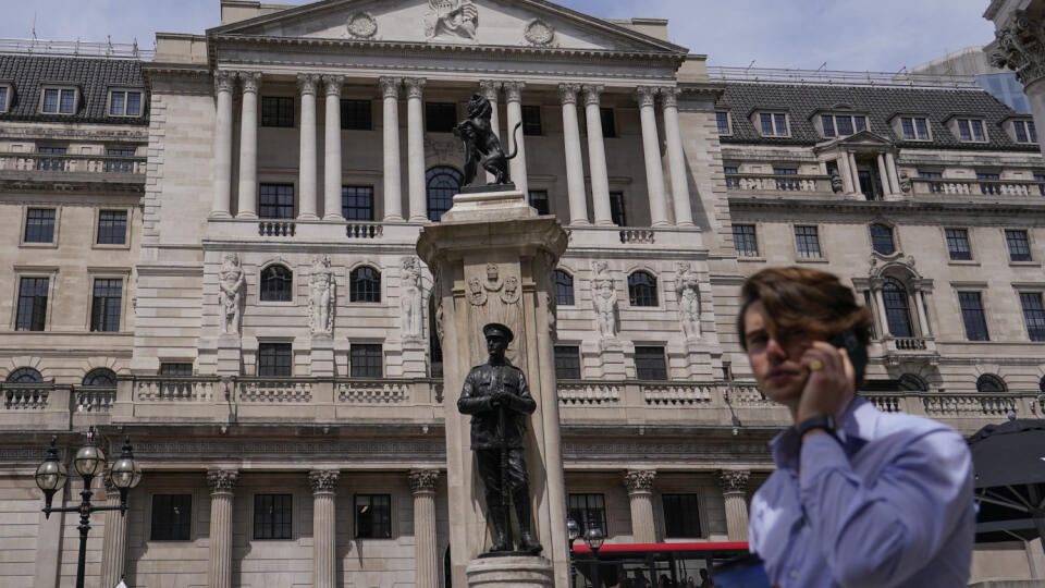 KK6 Londýn - Muž telefonuje pred Britskou centrálnou bankou (Bank of England, BoE) 16. júna 2022 v Londýne. Britská centrálna banka vo štvrtok zvýšila svoju kľúčovú sadzbu o 25 bázických bodov na 1,25 %, keďže predpovedala, že inflácia v Spojenom kráľovstve v tomto roku dosiahne vrchol na úrovni 11 %. FOTO TASR/AP
A man talks on his mobile phone as he walks past the Bank of England, in the financial district known as The City, in London, Thursday, June 16, 2022. The Bank of England raised inter