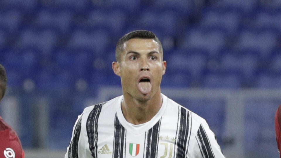 KK13 Rím - Futbalista Juventusu Turín Cristiano Ronaldo (uprostred) sa teší z gólu v zápase 2. kola talianskej Serie A AS Rím – Juventus Turín 27. septembra 2020 v Ríme. FOTO TASR/AP
Juventus' Cristiano Ronaldo, center, celebrates after scoring his side's second goal during the Italian Serie A soccer match between Roma and Juventus at Rome's Olympic stadium, Sunday, Sept. 27, 2020. (AP Photo/Gregorio Borgia)