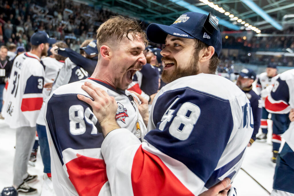 Hokejisti HC Slovan Bratislava zvíťazili v šiestom zápase finále Kaufland play off Tipos extraligy 2021/2022 a získali titul majstra SR. Šiesty zápas vyhrali s HK Nitra 5:2 a celú sériu 4:2 na zápasy. Na snímke je Adam Bezák a Daniel Gachulinec.