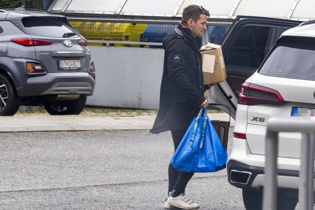 Na snímke je Viktor Vincze pred svojím bytom.