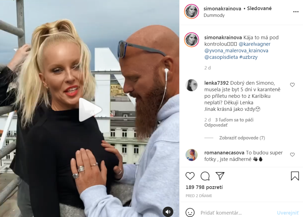 Kája takto kontroloval Simonine prsia...
