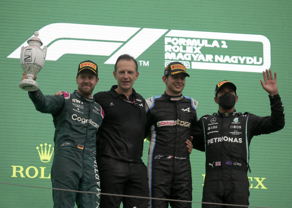 Hamilton po diskvalifikácii Vettela skončil napokon druhý.